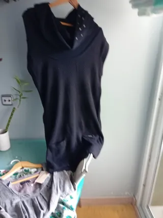 Vestido negro sin mangas con cuello alto