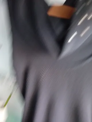 Vestido negro sin mangas con cuello alto