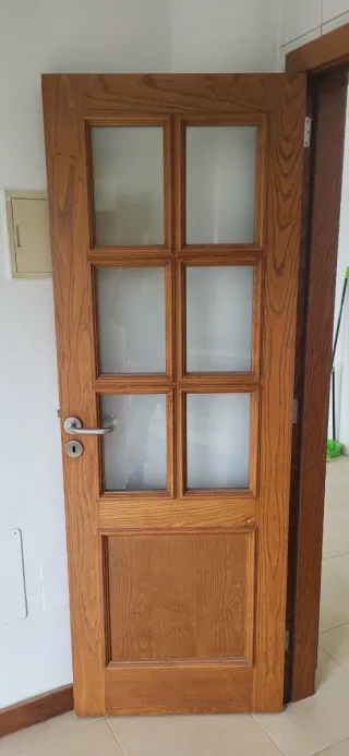 Puerta de madera maciza con cristal.