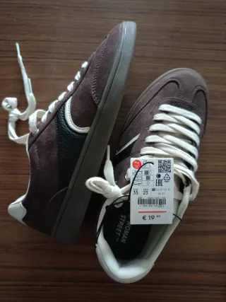 Deportivas marrones y negras talla 35