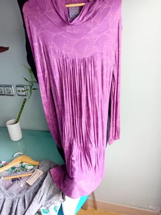 Vestido morado con cuello alto
