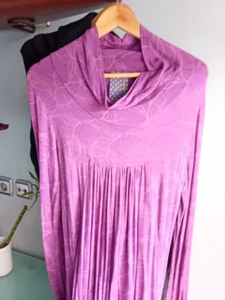 Vestido morado con cuello alto