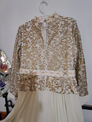 Vestido de fiesta beige y dorado