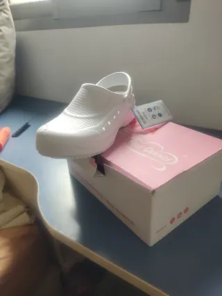 Zuecos flotantes blancos sin usar