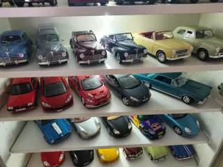 Lote coches a escala 1/18 coleccion. 130 unidades