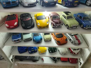 Lote coches a escala 1/18 coleccion. 130 unidades