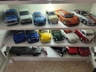 Lote coches a escala 1/18 coleccion. 130 unidades