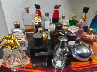 Lote de frascos de fragancias vacíos