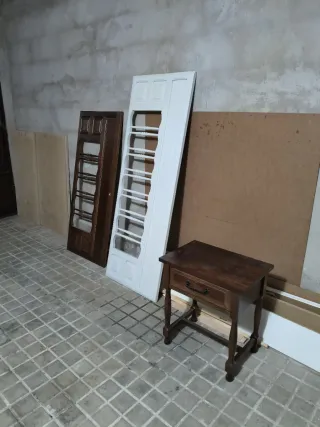 PRECIO DE TODO! Mesitas, sillas y cabecero.