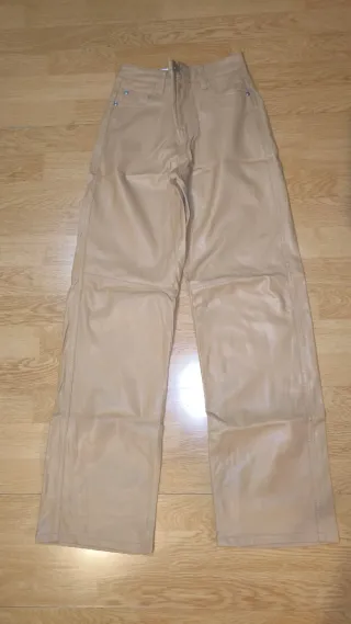 Pantalón polipiel Bershka marrón Talla XS