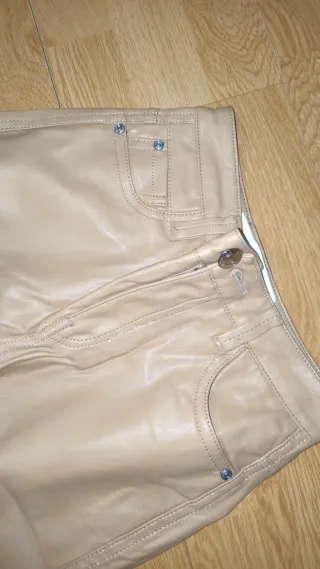 Pantalón polipiel Bershka marrón Talla XS