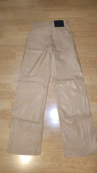 Pantalón polipiel Bershka marrón Talla XS