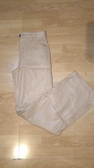 Pantalón polipiel Bershka marrón Talla XS