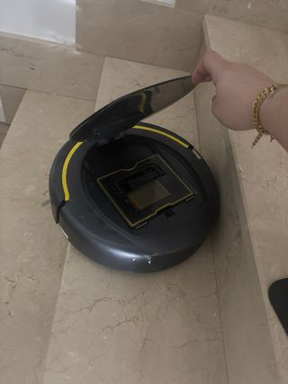 Robot Aspirador Negro con Cepillos Laterales