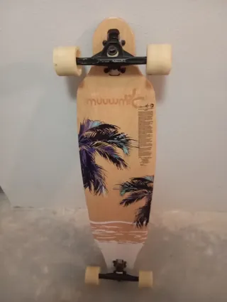 Longboard con diseño de palmeras