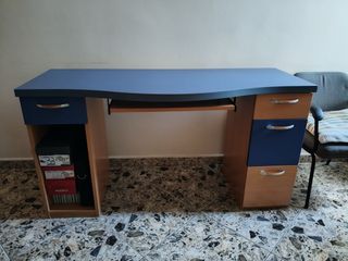 Escritorio azul y madera con cajones