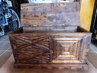 Baúl de madera hecho a mano