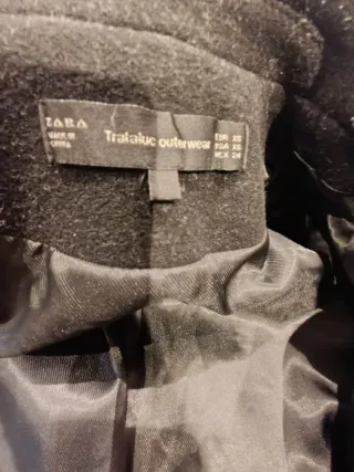 Abrigo negro Zara