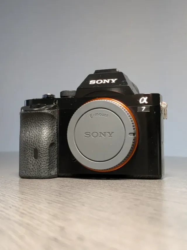 Sony A7 I con valigia.