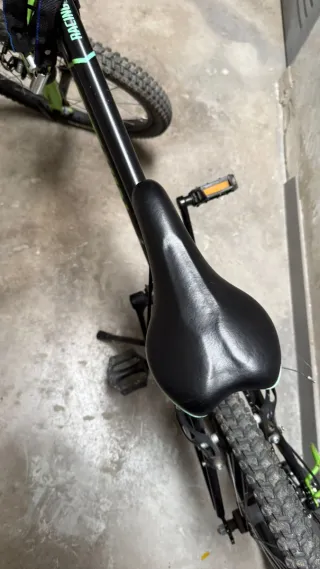 Bicicleta infantil verde y negra