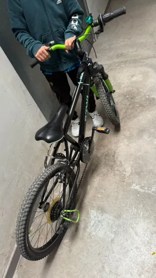 Bicicleta infantil verde y negra