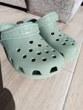 Crocs niño verde militar.Talla C 13, 32europea.Ori