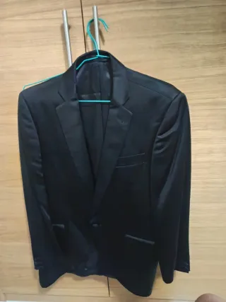 Traje de hombre negro y plateado