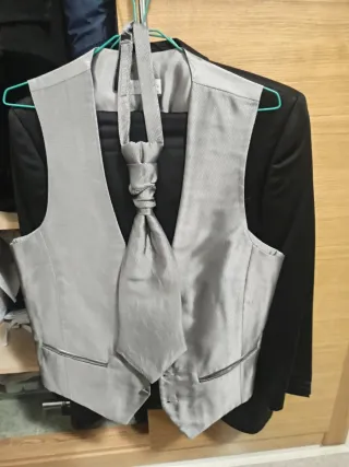 Traje de hombre negro y plateado