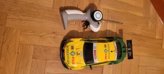 Coche teledirigido amarillo