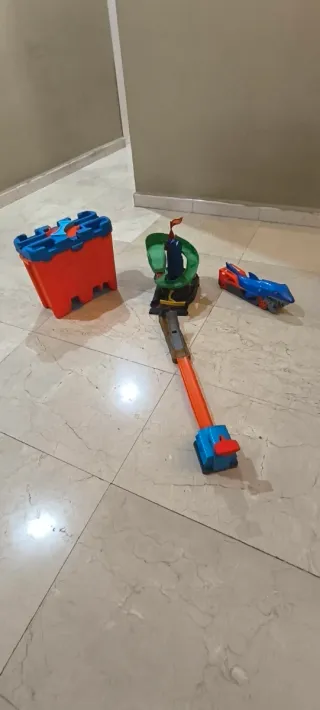 Pistas Hot Wheels con coche tiburón Y salto cobra