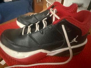 Zapatillas Jordan Negras y Rojas Talla 37.5