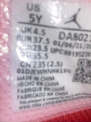 Zapatillas Jordan Negras y Rojas Talla 37.5