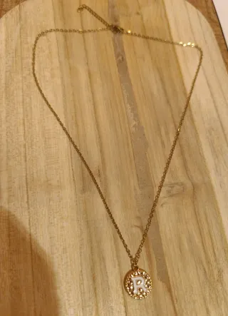 Colgante chapa inicial dorado