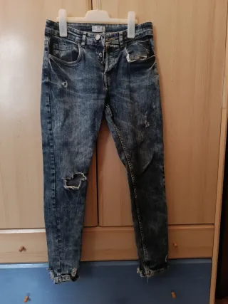 Pantalones vaqueros desgastados
