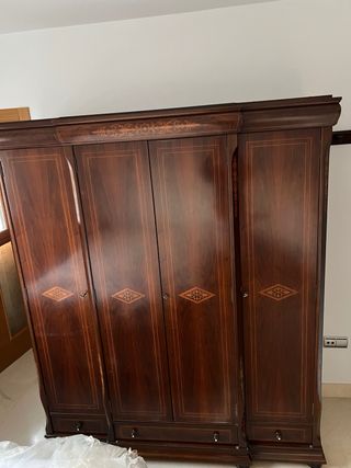 Armario de alta calidad. Detalles de marquetería.