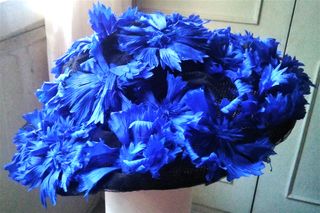 PAMELA AÑOS 50 CON FLORES DE TELA AZULÓN