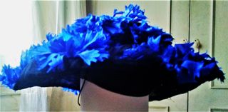 PAMELA AÑOS 50 CON FLORES DE TELA AZULÓN