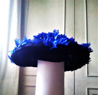 PAMELA AÑOS 50 CON FLORES DE TELA AZULÓN