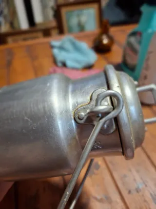 Lechera antigua de metal