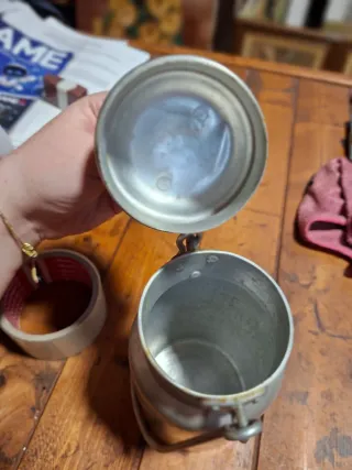 Lechera antigua de metal