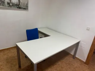 Mesa de oficina L blanca y azul
