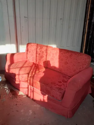 Divano rosso in tessuto