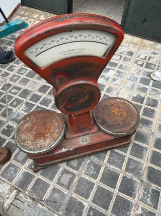 Báscula antigua Berkel roja