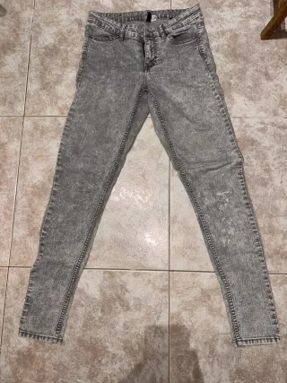 Pantalón H&M gris efecto lavado