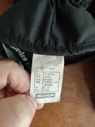 Pantaloni tuta neve bambino con bretelle e guanti.