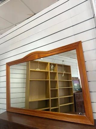 Specchio in legno con cornice curva