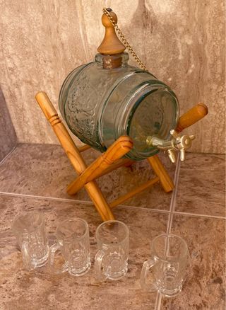 Botella tonel con vasos chupito