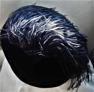 SOMBRERO DE ÉPOCA DE TERCIOPELO NEGRO CON PLUMAS