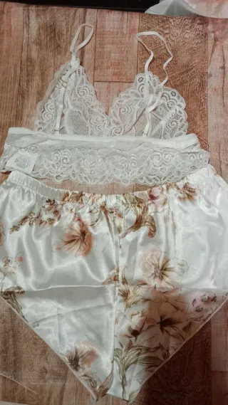 Conjunto lencería encaje y satén floral Talla M