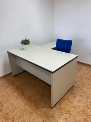 Mesa de oficina doble altura en forma de L